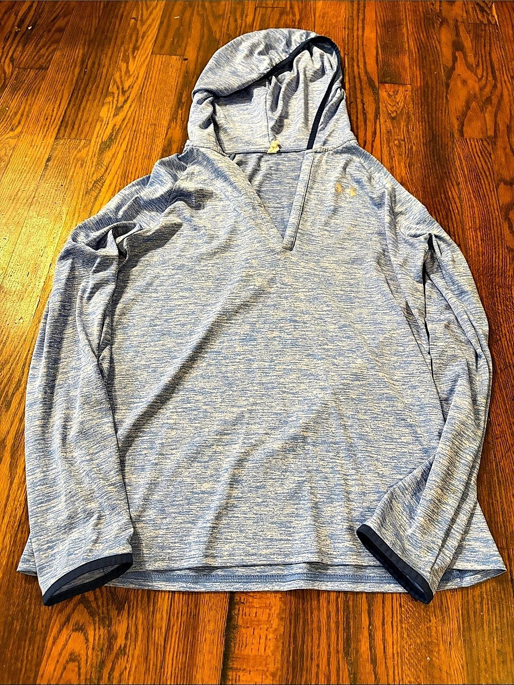 🎉Like New! Under Armour Women’s M Light weight Hooded Top Blue & White Medium